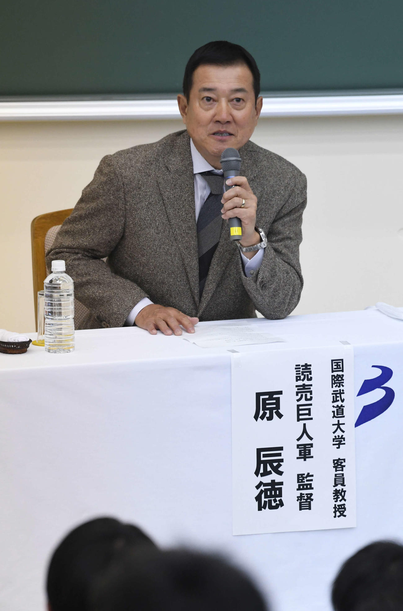 国際武道大の学生を前に講義する原監督（撮影・柴田隆二）
