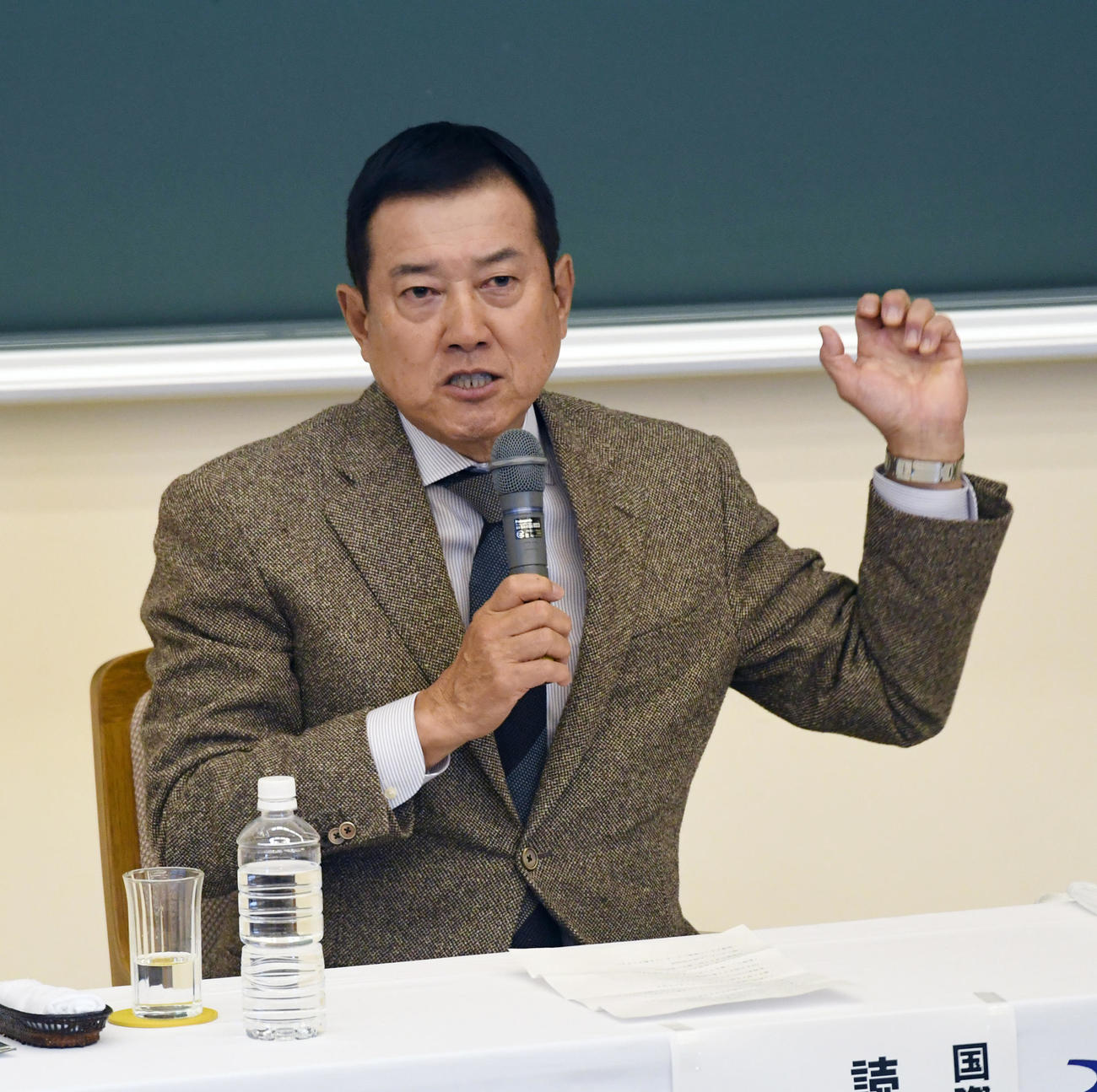 国際武道大の学生を前に講義する原監督（撮影・柴田隆二）