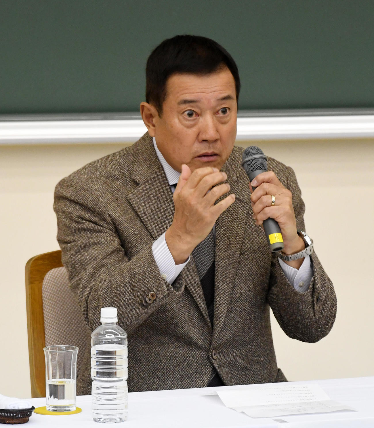 国際武道大の学生を前にグータッチについて話す原監督（撮影・柴田隆二）