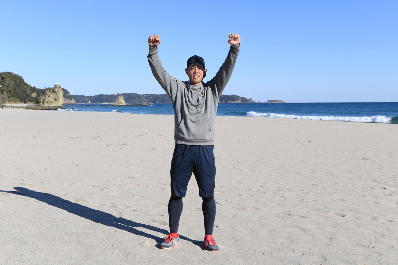 自主トレ公開後、吉佐美海岸を背にポーズを決める広島秋山（撮影・たえ見朱実）