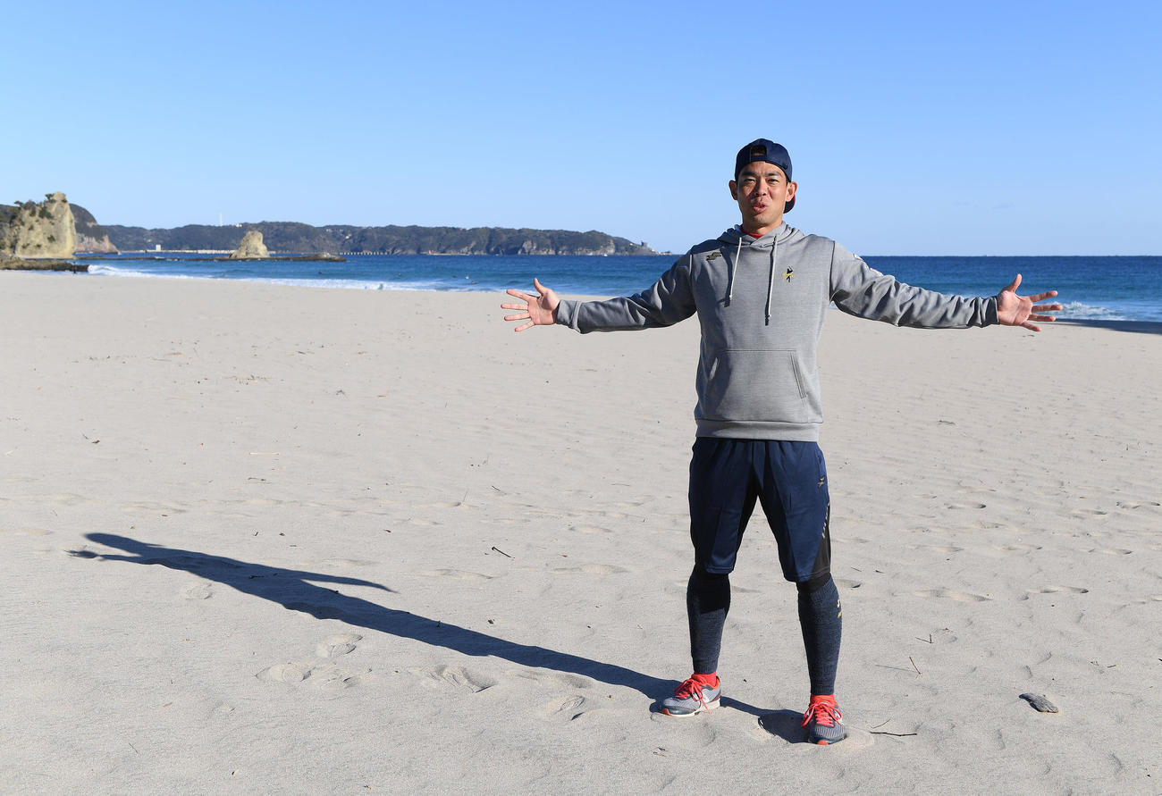 自主トレ公開後、吉佐美海岸を背にポーズを決める広島秋山（撮影・たえ見朱実）