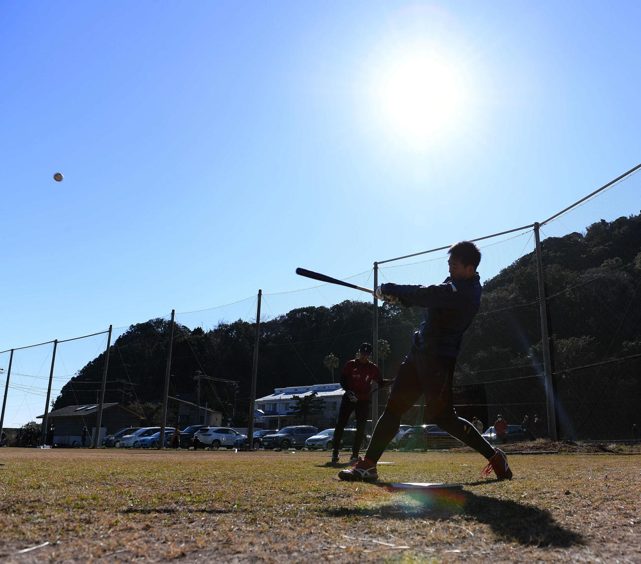 ロングティーを行う広島秋山（撮影・たえ見朱実）