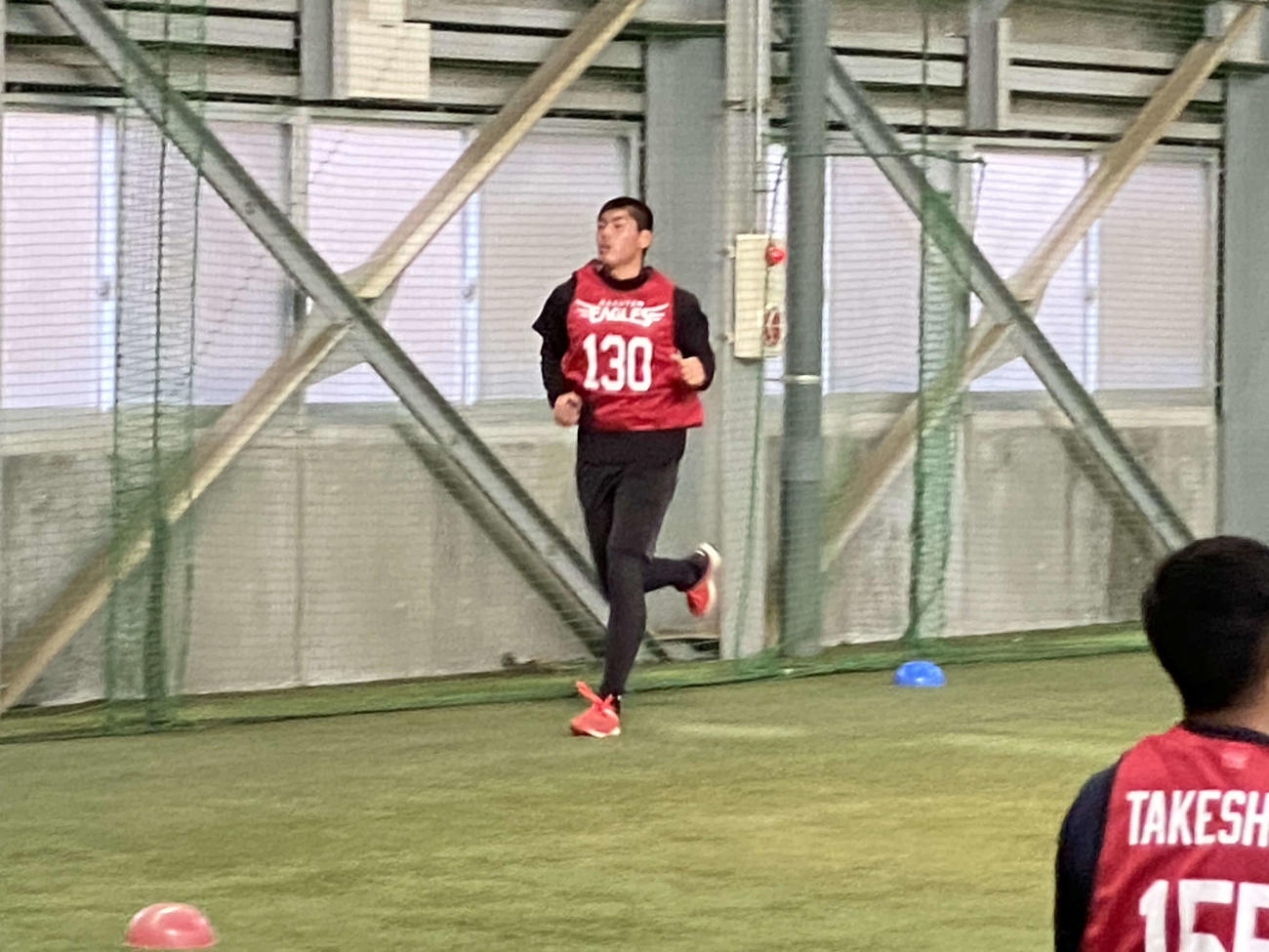 新人合同自主トレでシャトルランを行う楽天古賀