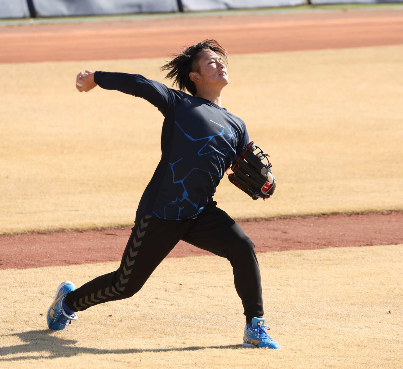 キャッチボールする日本ハム奈良間（撮影・黒川智章）