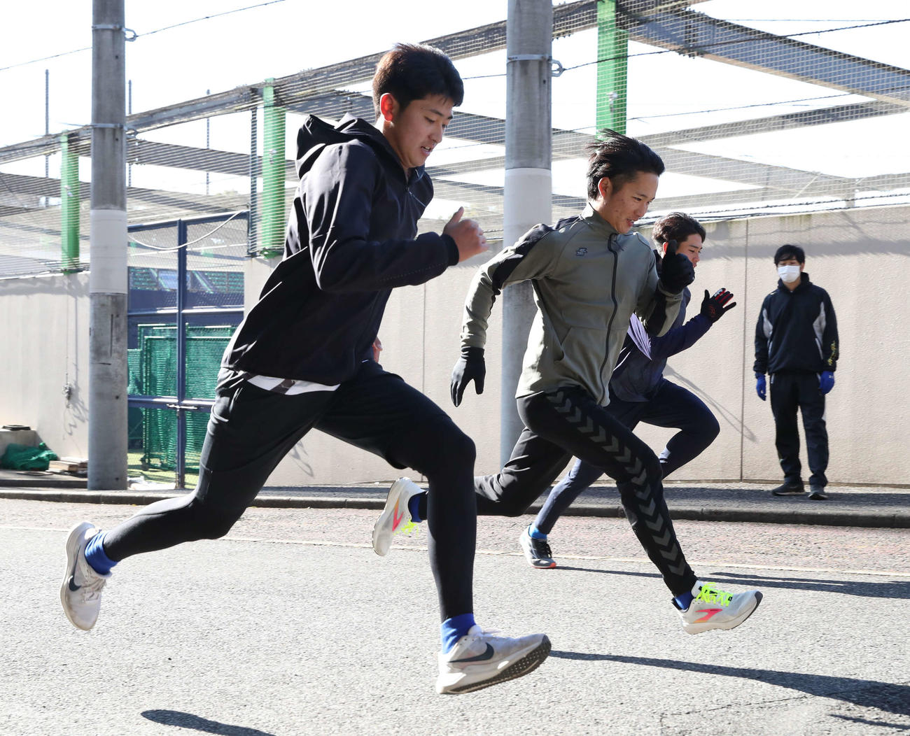 坂道ダッシュする日本ハムの、左から安西、奈良間、宮内（撮影・黒川智章）