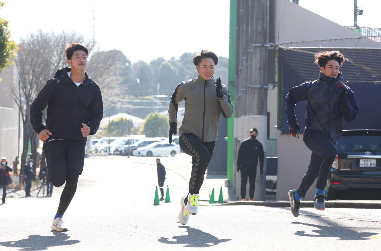 坂道ダッシュする日本ハムの、左から安西、奈良間、宮内（撮影・黒川智章）