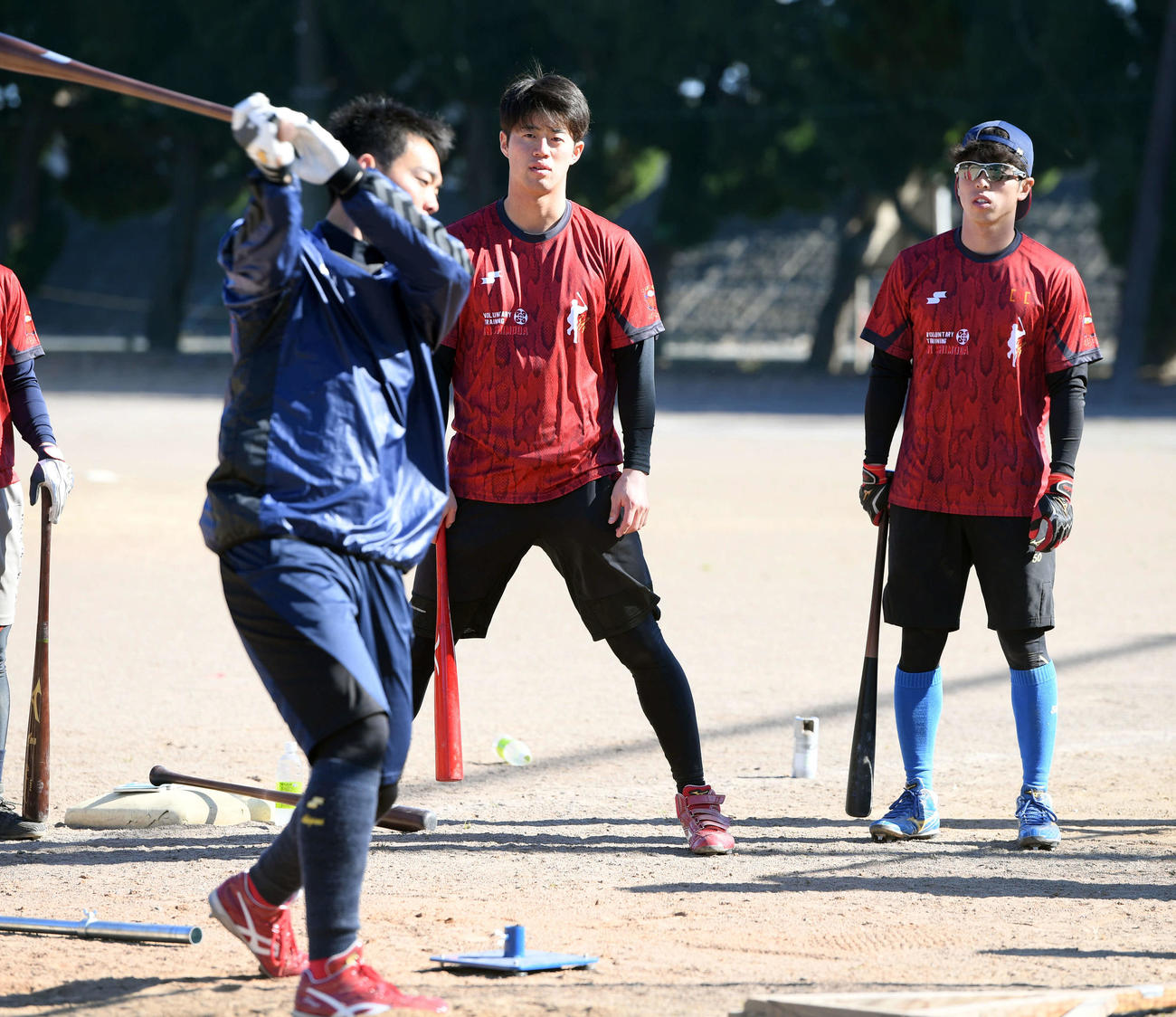 広島秋山から打撃の指導を受ける日本ハム五十幡（右）と広島宇草（撮影・たえ見朱実）