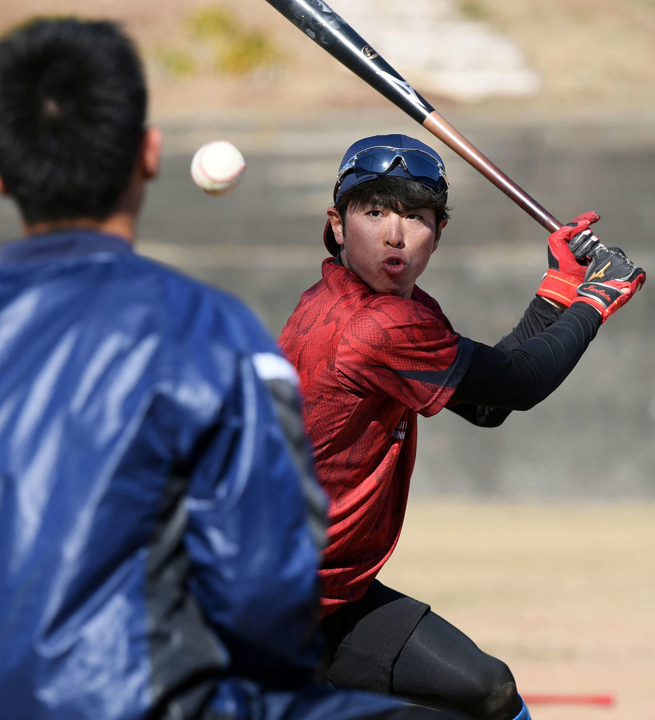 広島秋山にトスを上げてもらい打撃練習を行う日本ハム五十幡（撮影・たえ見朱実）