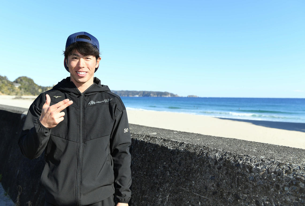 自主トレ公開後、吉佐美海岸を背にポーズを決める日本ハム五十幡（撮影・たえ見朱実）