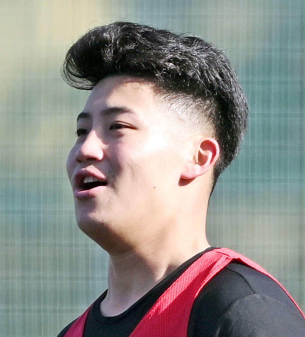 リーゼント風な髪形で合同自主トレに臨んだロッテドラフト1位の専大・菊地（撮影・滝沢徹郎）