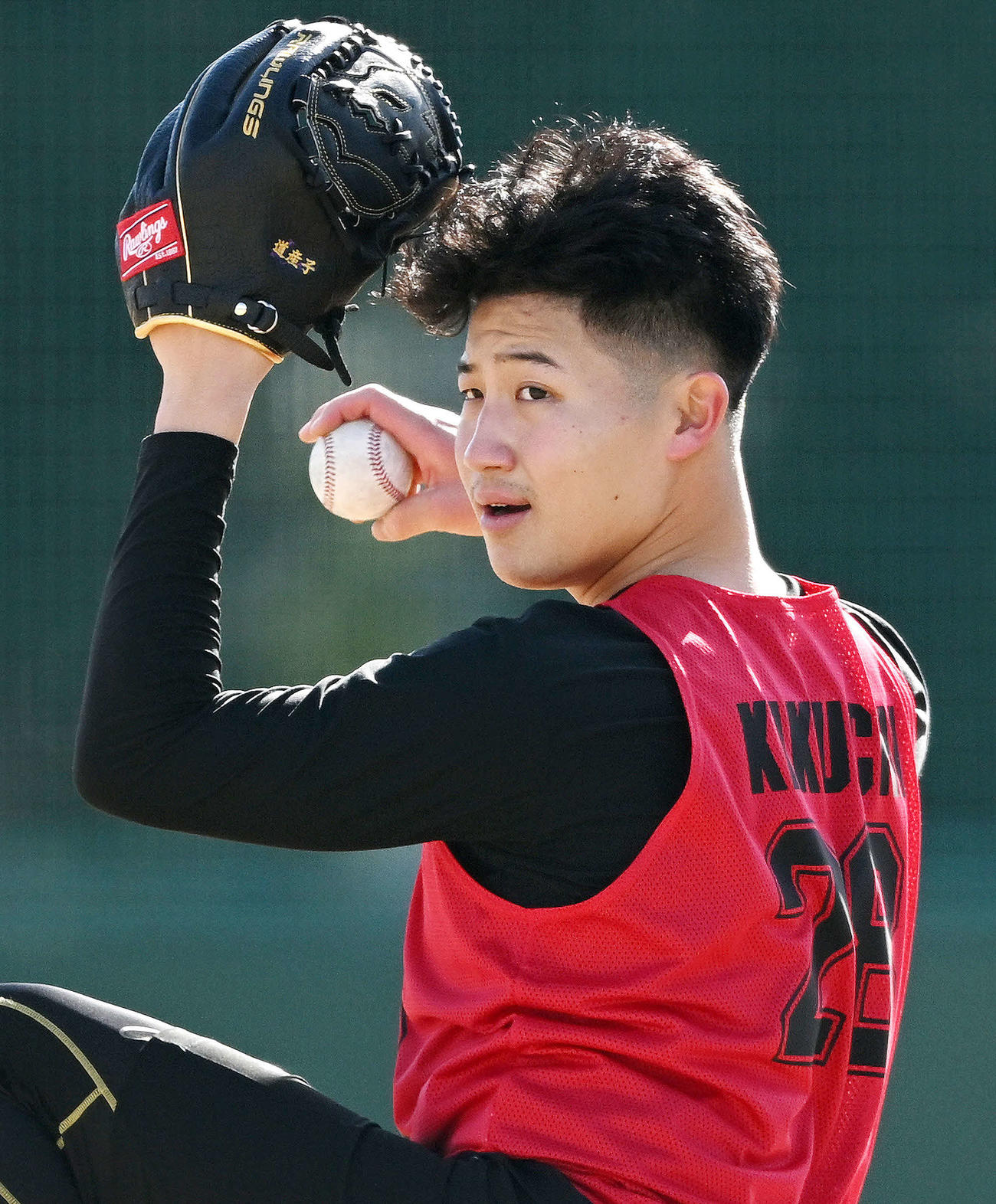 ロッテ新人合同自主トレでキャッチボールするドラフト1位の菊地（撮影・滝沢徹郎）