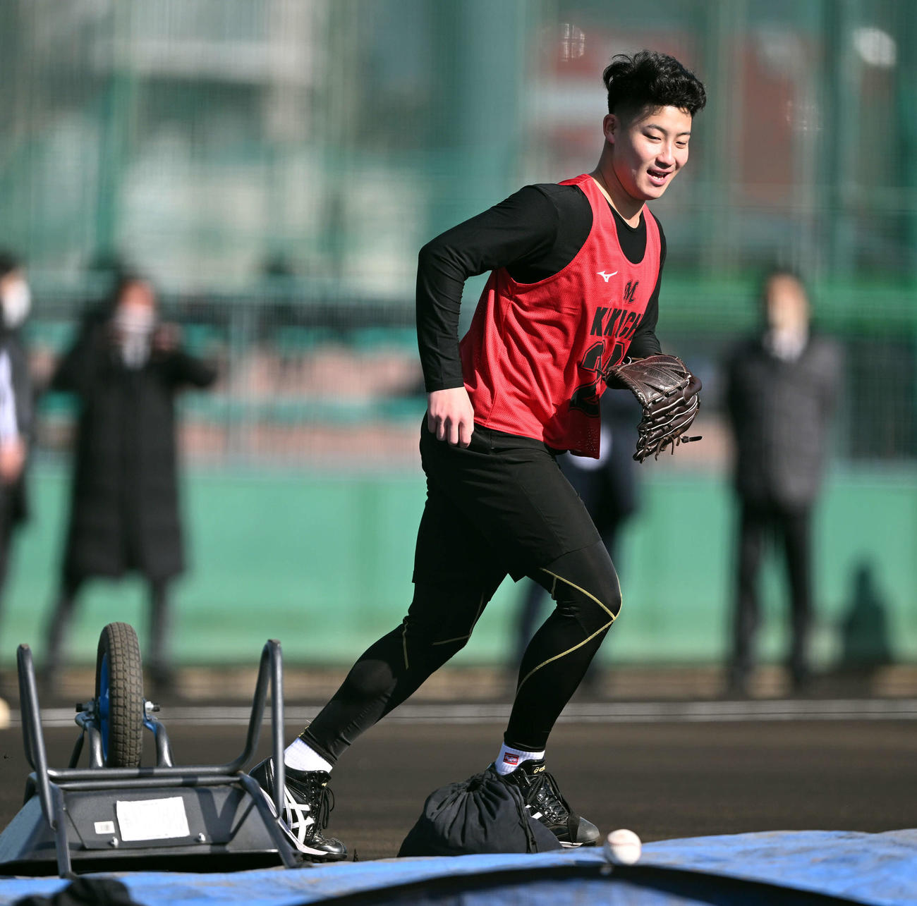 ロッテ新人合同自主トレのノックで取り逃したボールを追うドラフト1位の専大・菊地（撮影・滝沢徹郎）