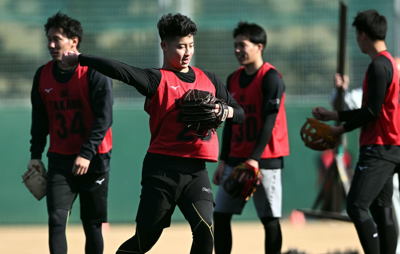 ロッテ新人合同自主トレでノックを受けるドラフト1位の専大・菊地（手前）（撮影・滝沢徹郎）