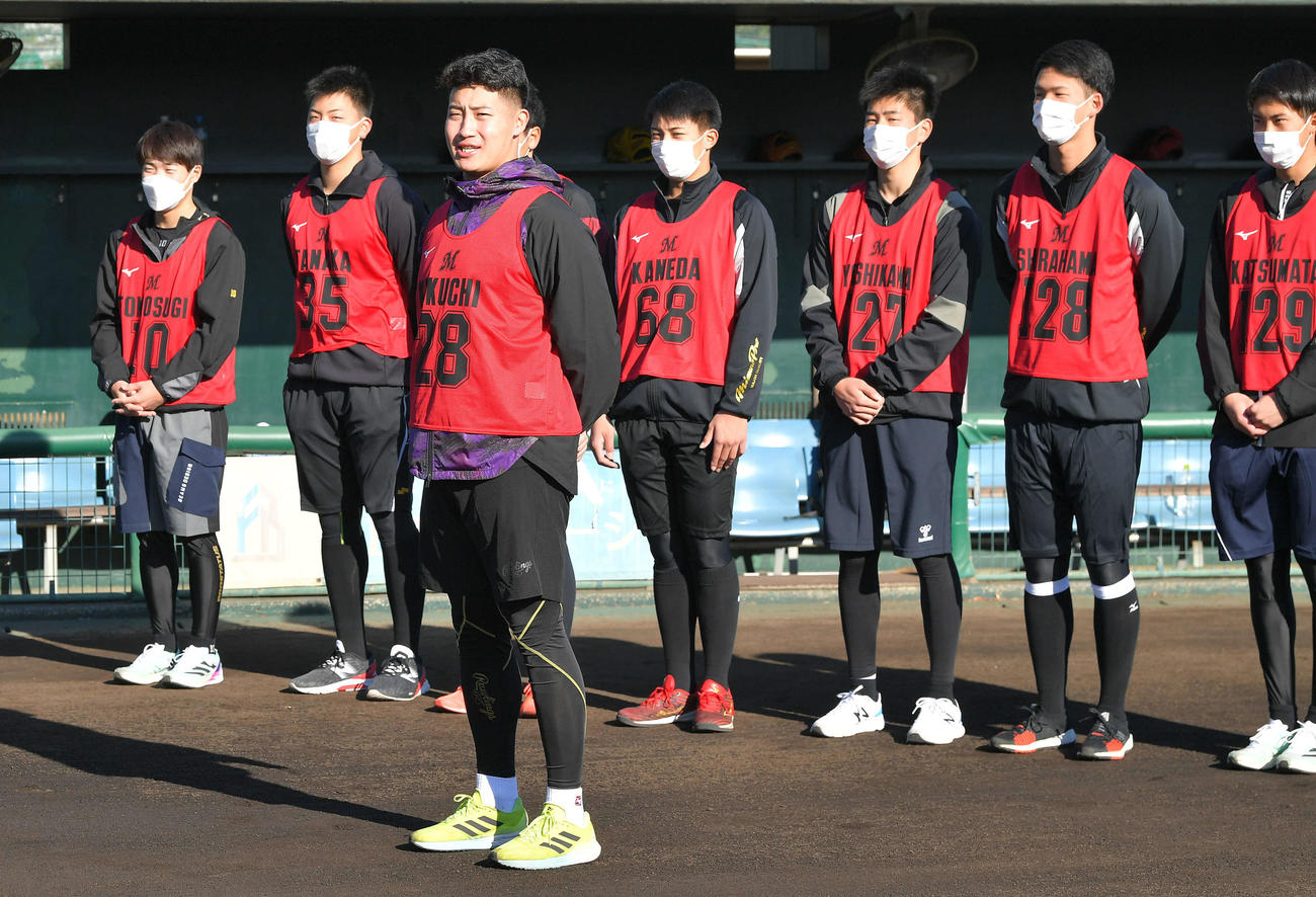 ロッテ新人合同自主トレであいさつするドラフト1位の専大・菊地（手前）