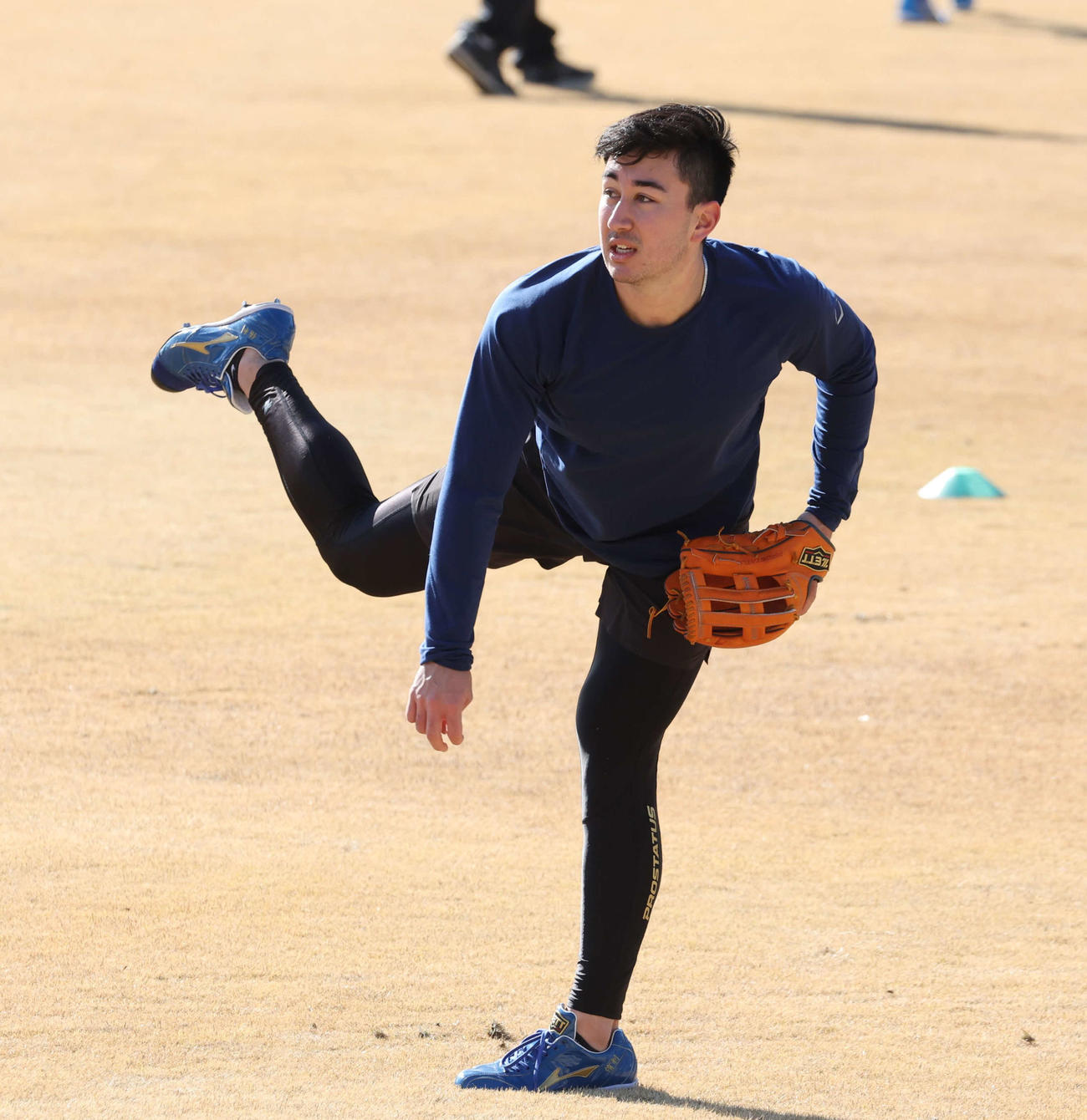 キャッチボールする日本ハム山口（撮影・黒川智章）