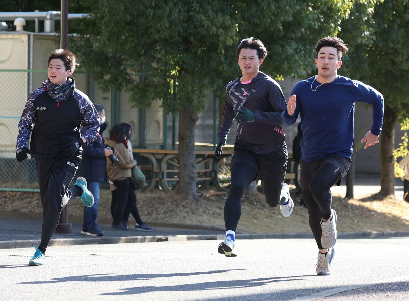 坂道ダッシュする日本ハムの、左から藤田、中山、山口（撮影・黒川智章）
