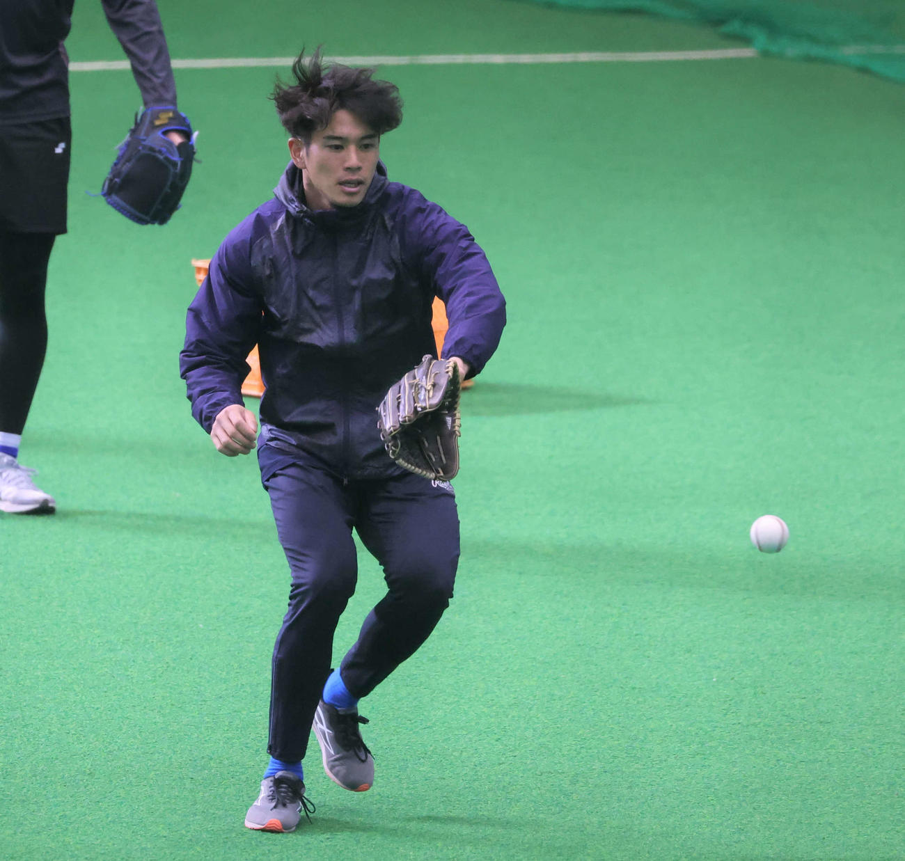 ノックを受ける日本ハム宮内（撮影・黒川智章）