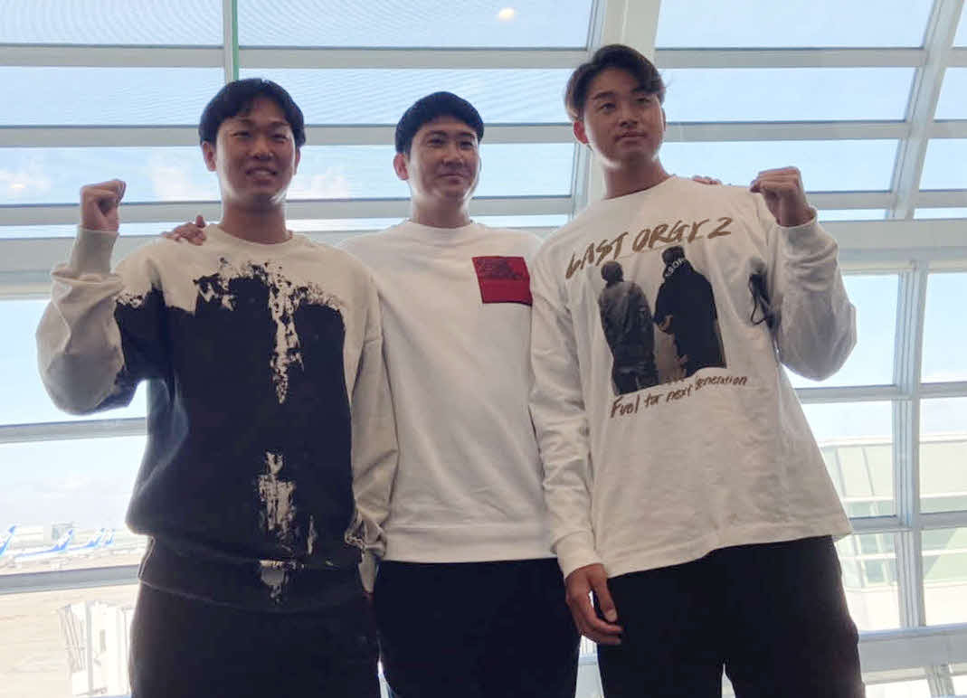 自主トレ先の沖縄・宮古島に出発した巨人菅野（中央）と山崎伊（左）、堀田