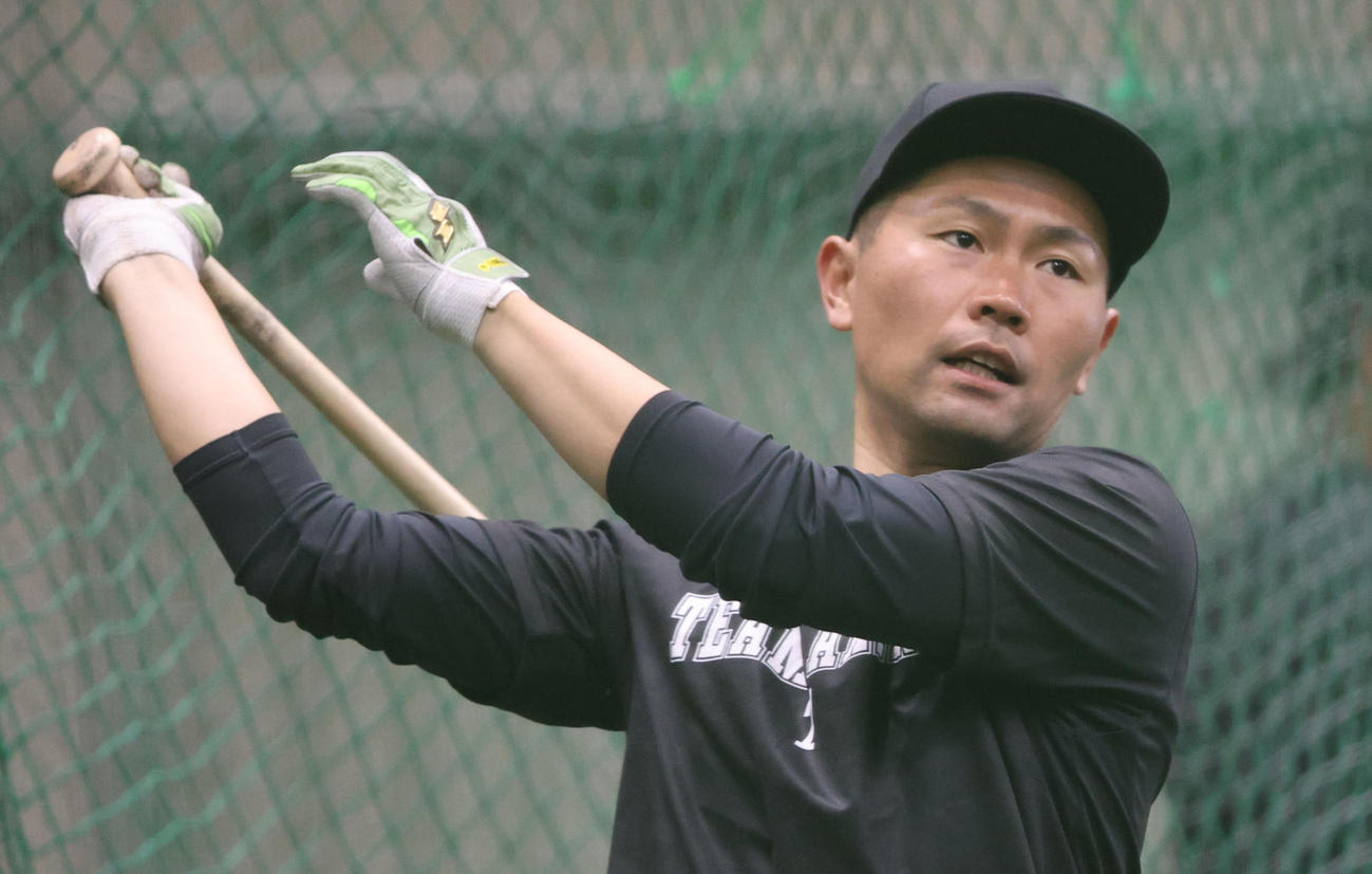一球一球、集中して打撃練習を行うソフトバンク中村晃（撮影・梅根麻紀）