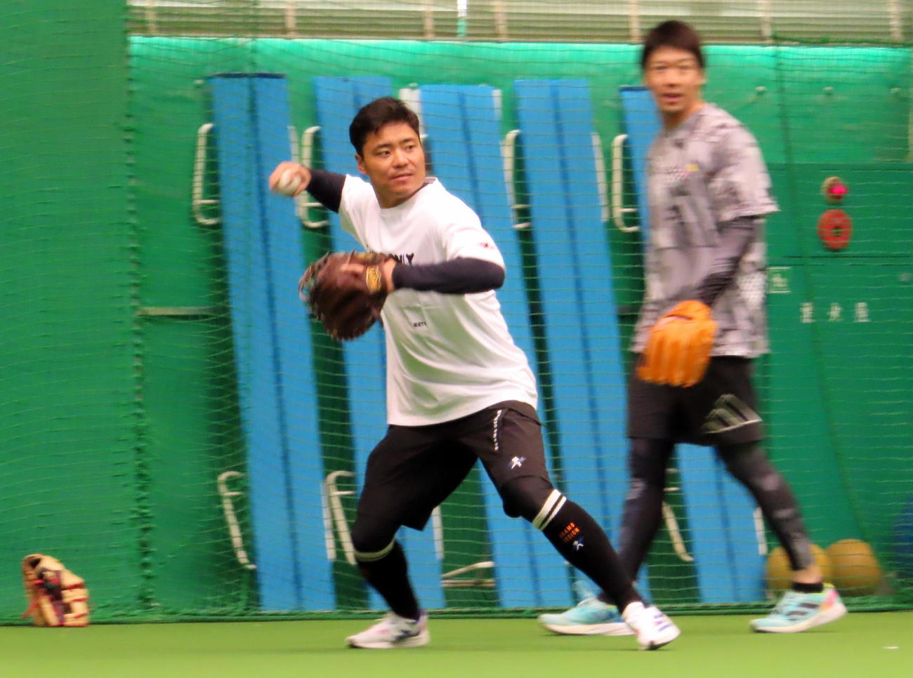 ノックを受けるヤクルト中村悠平捕手（撮影・三須一紀）