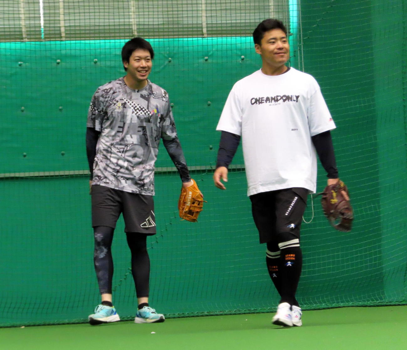自主トレを行うヤクルト山田哲人内野手（左）と中村悠平捕手（撮影・三須一紀）