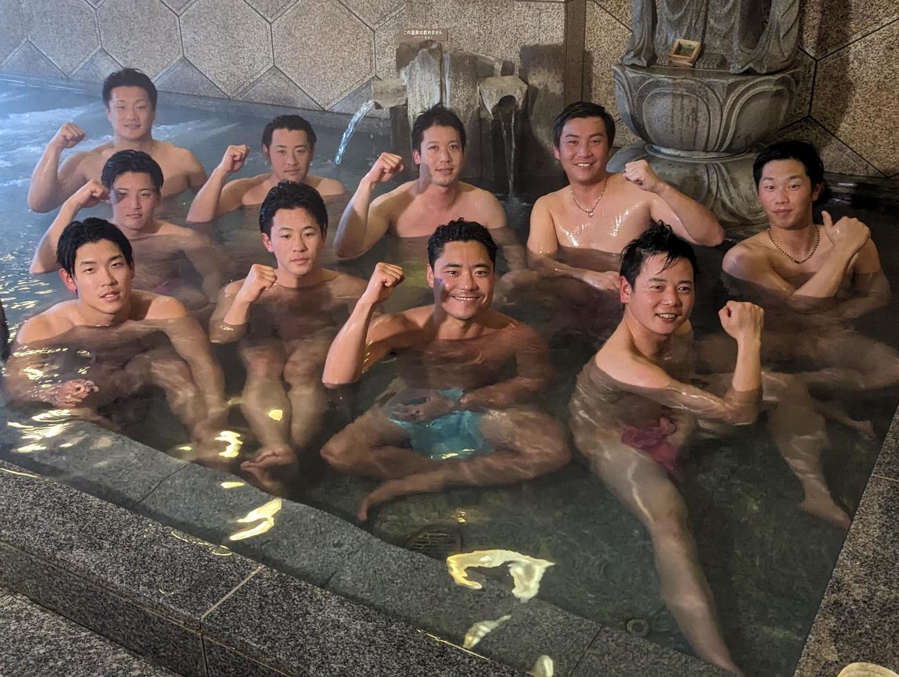愛媛・権現温泉で3連覇への英気を養うヤクルトの選手たち。前列左から武岡、内山、中村、山崎、後列左から松井、元山、荒木、山田、川端、古賀（撮影・三須一紀）