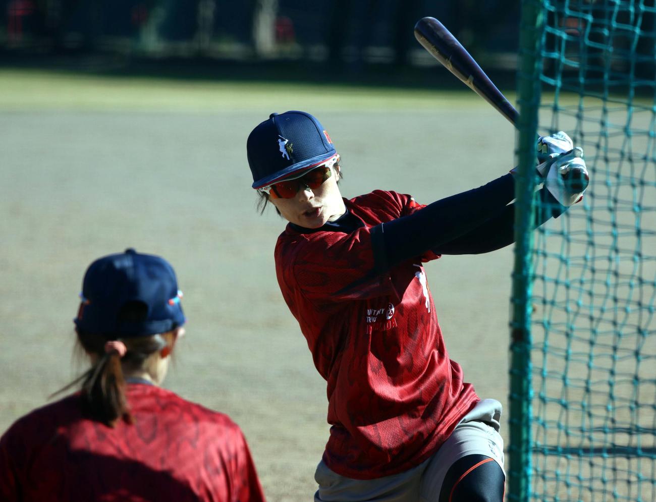 広島秋山との合同自主トレでトス打撃に励む西武ライオンズ・レディースの山崎（撮影・永野高輔）