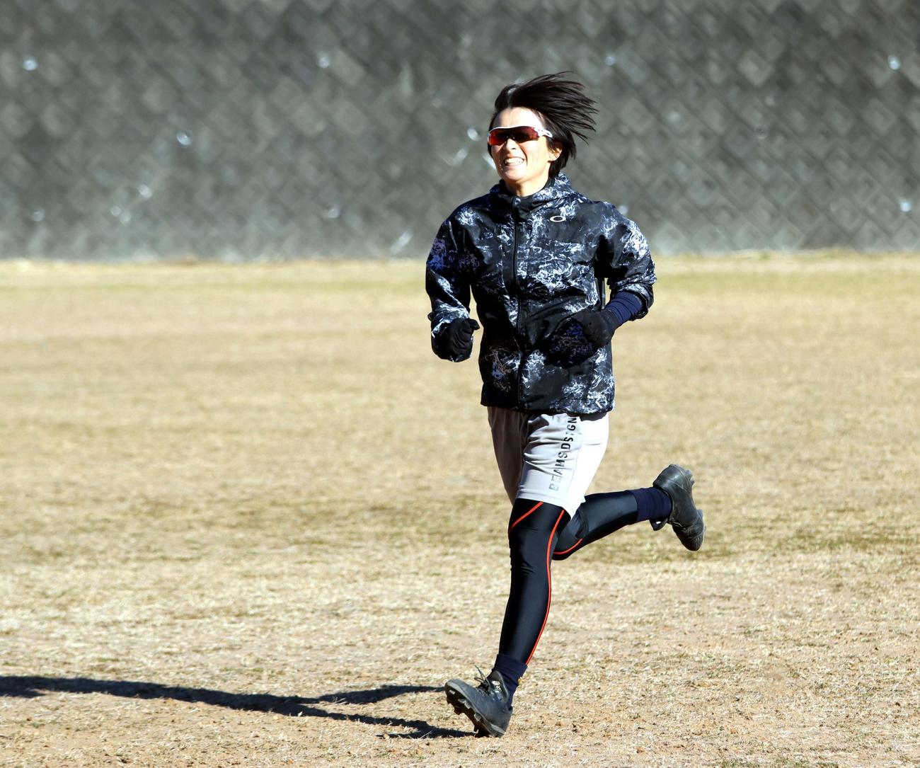 広島秋山との合同自主トレに参加している西武ライオンズ・レディースの山崎（撮影・永野高輔）