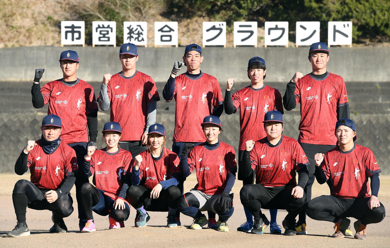 自主トレを公開した広島秋山翔吾（後列中央）は、参加メンバーとポーズを決める。前列左から大泉周也、數田綾乃、笹川萌、山崎まり、新山進也、武部拓海。後列左から阪神板山祐太郎、広島宇草孔基、1人おいて日本ハム五十幡亮汰、楽天澤野聖悠（撮影・たえ見朱実）