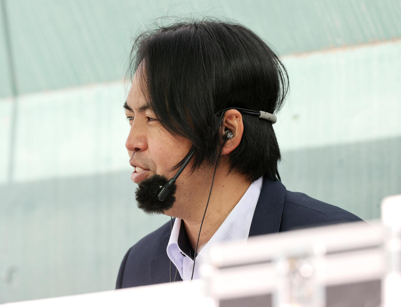 新人合同自主トレのTV中継を解説する井川氏（撮影・上山淳一）