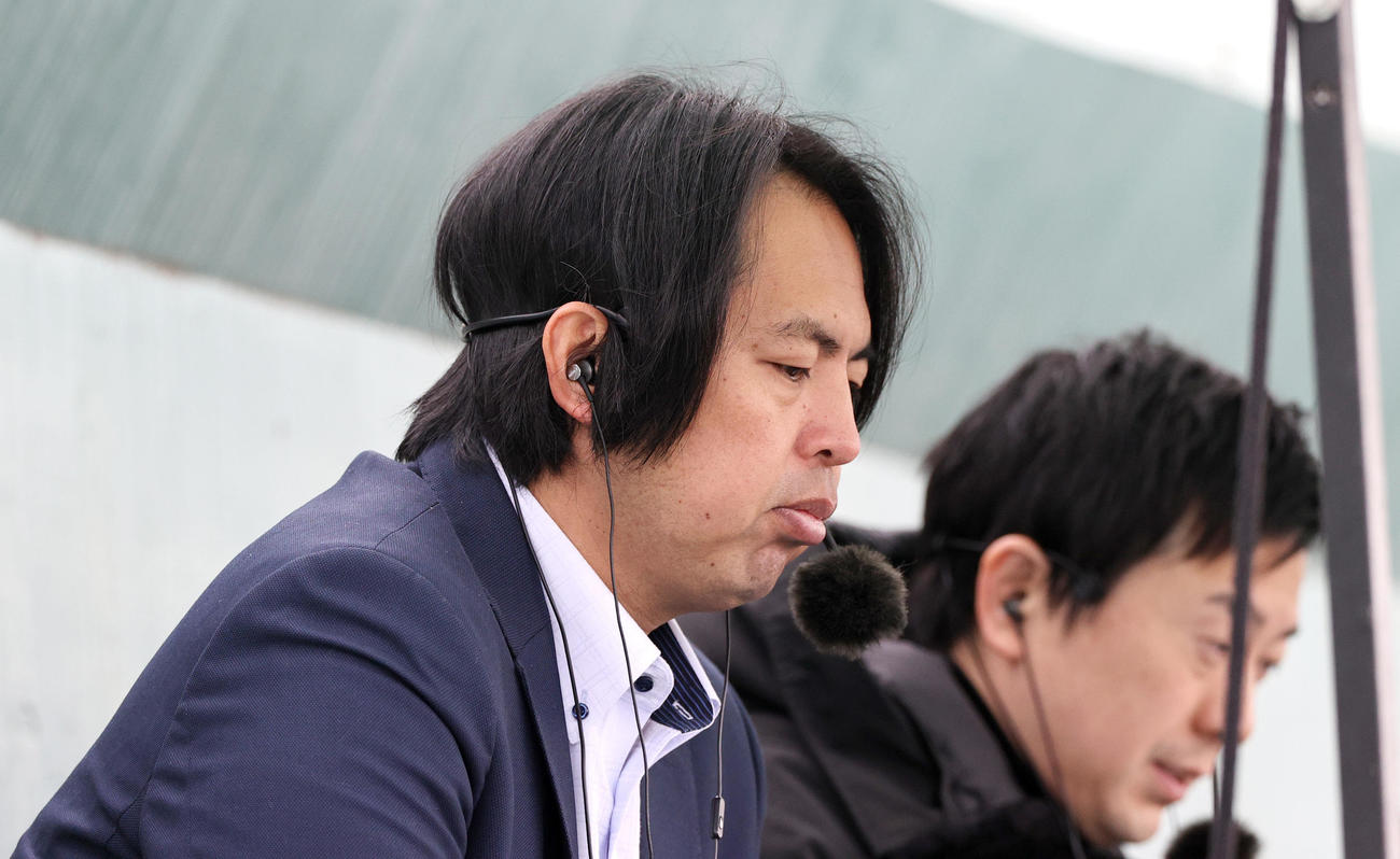 新人合同自主トレのTV中継を解説する井川氏（撮影・上山淳一）