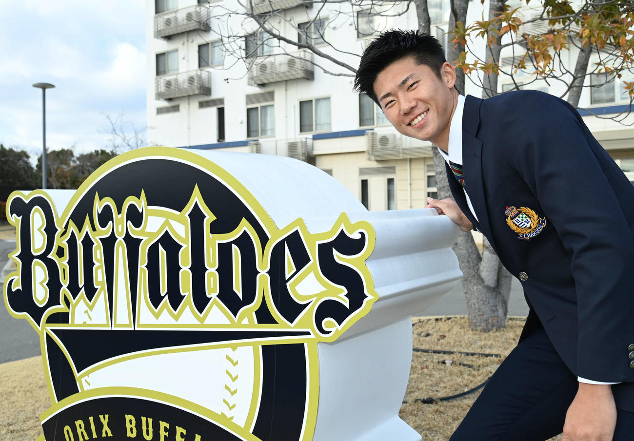 入寮し笑顔を見せるオリックス曽谷（撮影・石井愛子）