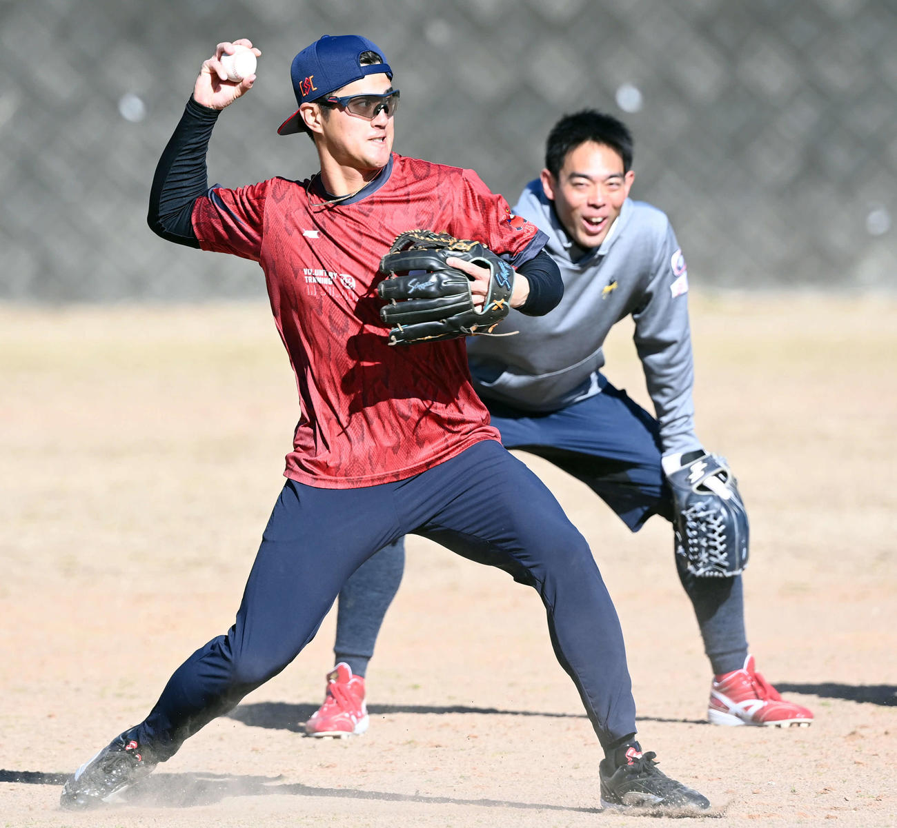 広島秋山との合同自主トレで軽快な動きを見せる阪神板山（撮影・たえ見朱実）