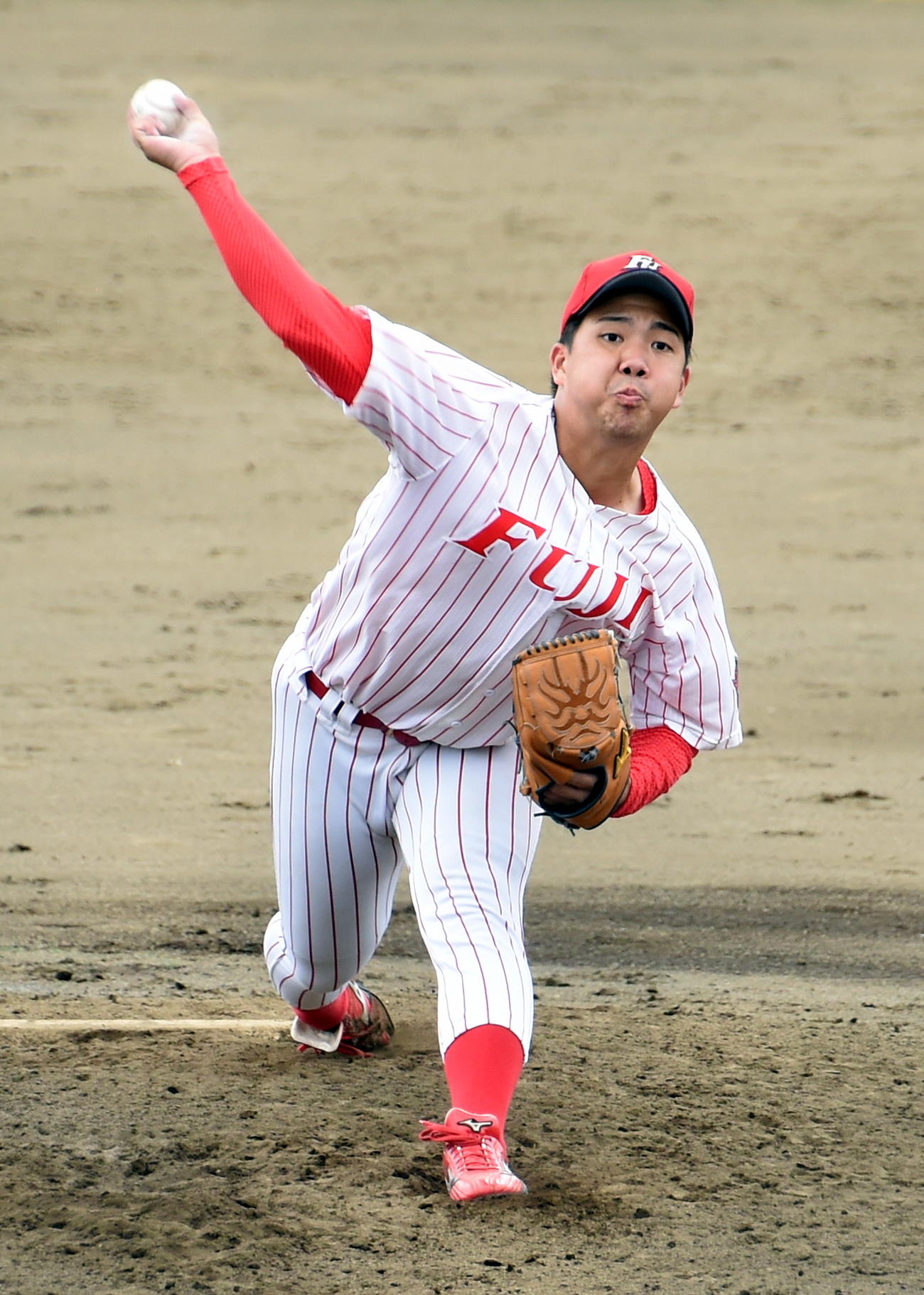 22年9月17日の青森大戦で力投する富士大・金村