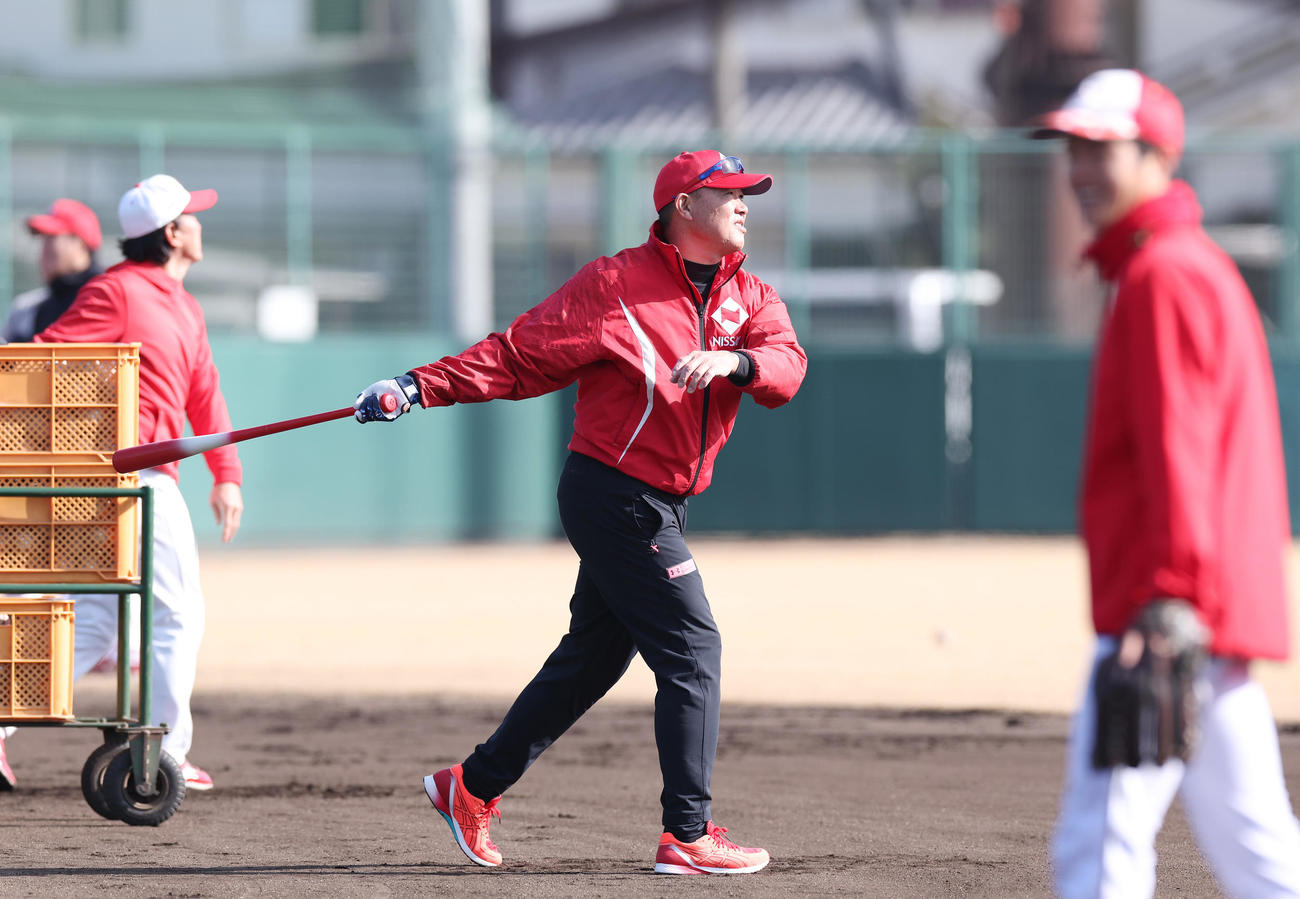 日本生命野球部の特別コーチに就任し、練習で選手にノックする福留氏（中央）（撮影・前田充）