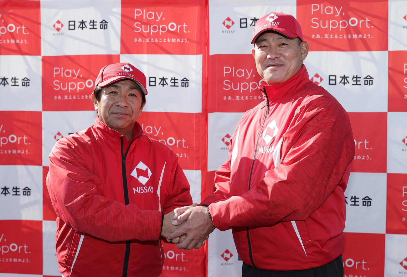 練習後の取材に応じ、日本生命・梶田監督（左）と握手を交わす特別コーチの福留氏（撮影・前田充）