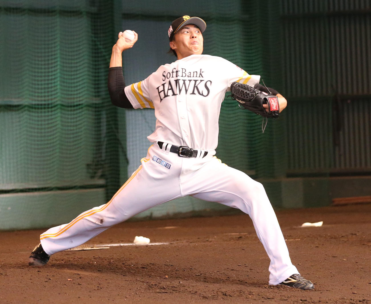 ブルペンで投球練習を行う田中正義（2022年11月14日撮影）