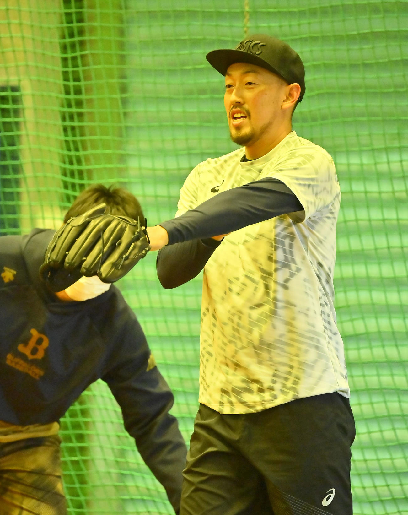 自主トレを公開し、室内でキャッチボールするオリックス平野佳（撮影・和賀正仁）