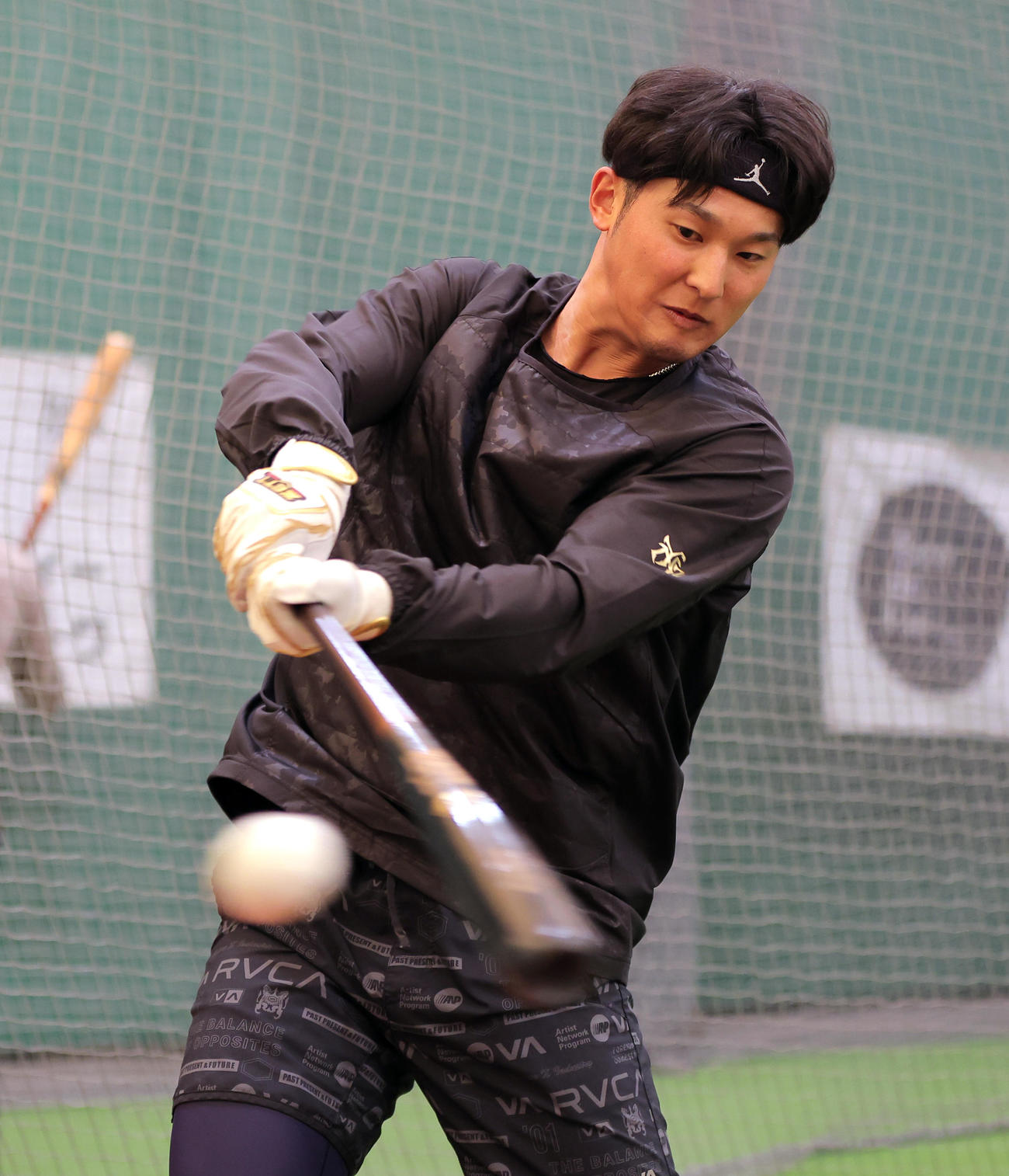バットを振り込む巨人吉川（球団提供）
