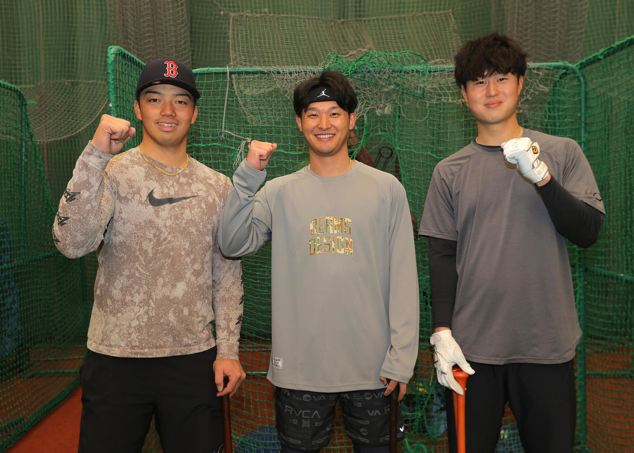 ともに自主トレを行い、笑顔の左から巨人菊田、吉川、岡本大（球団提供）