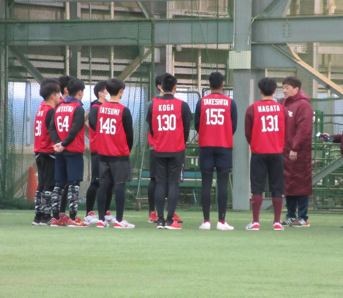 新人合同自主トレで、新入団選手たちへ訓示を行う楽天石井監督