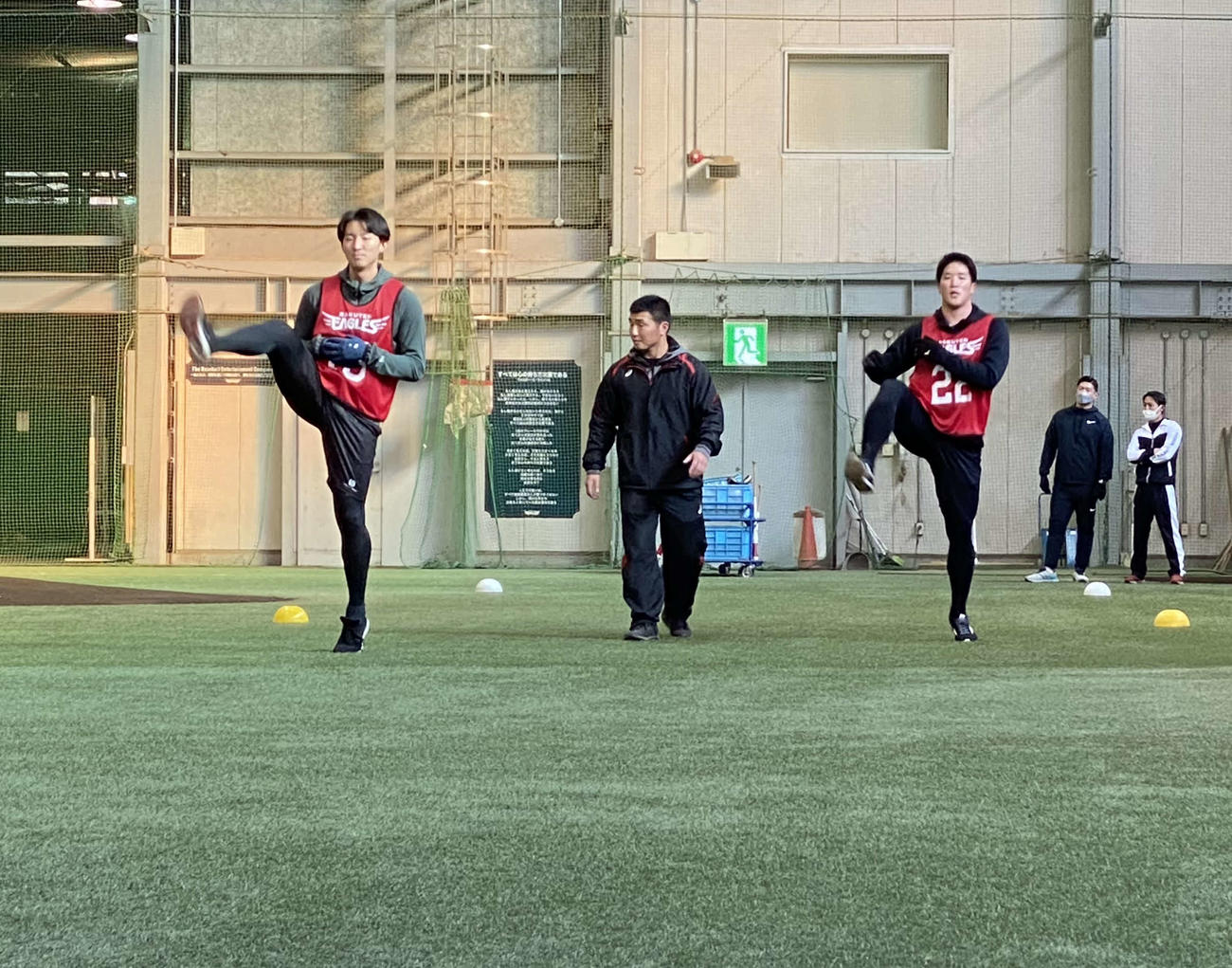 新人合同自主トレで合流した楽天荘司（左）と小孫（右）