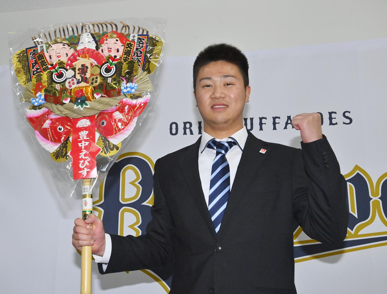 豊中えびすの縁起物「熊手」を手に入寮したオリックス才木（撮影・和賀正仁）