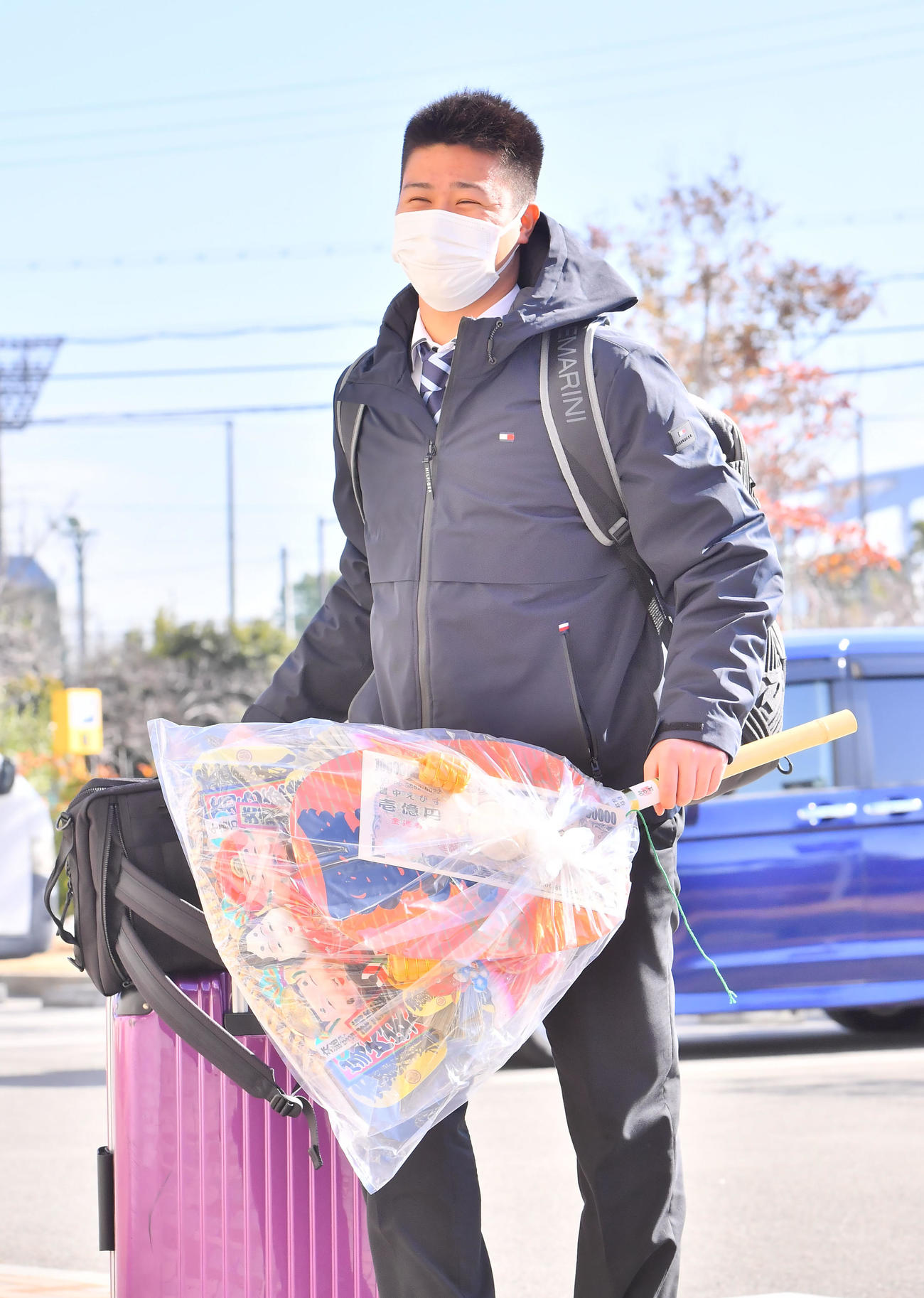 豊中えびすの縁起物「熊手」を手に入寮したオリックス才木（撮影・和賀正仁）