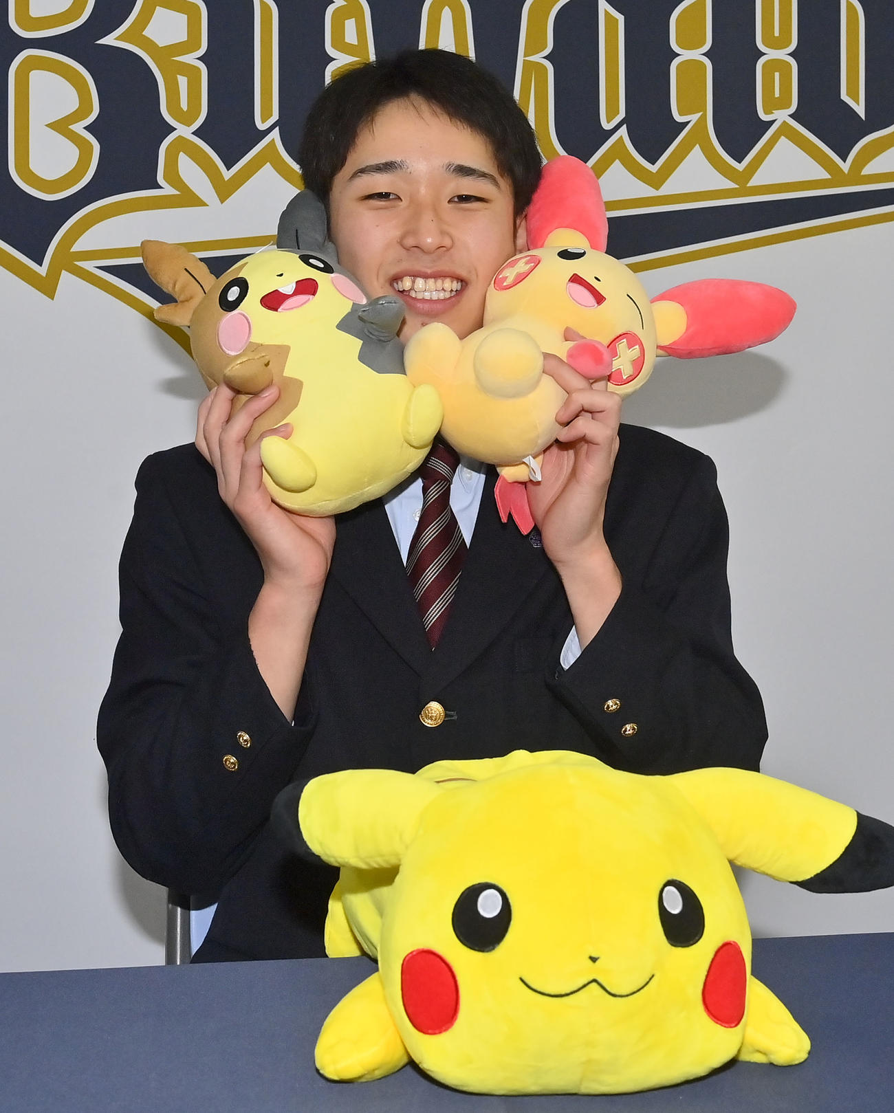 ポケモンのキャラクターを手に入寮したオリックス斉藤（撮影・和賀正仁）