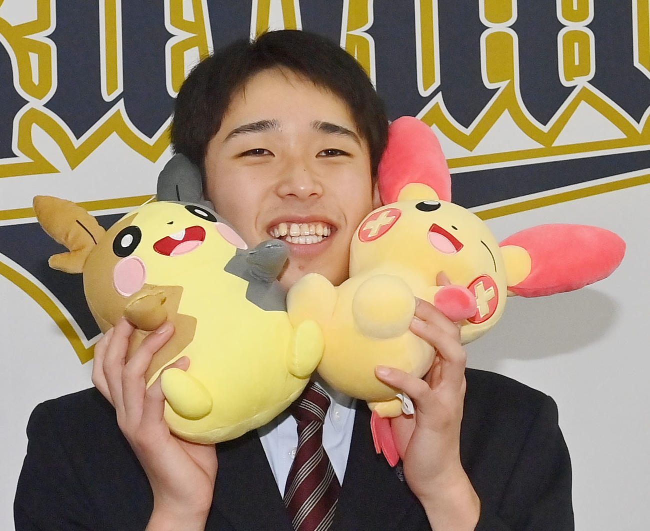 ポケモンのキャラクターを手に入寮したオリックス斉藤（撮影・和賀正仁）