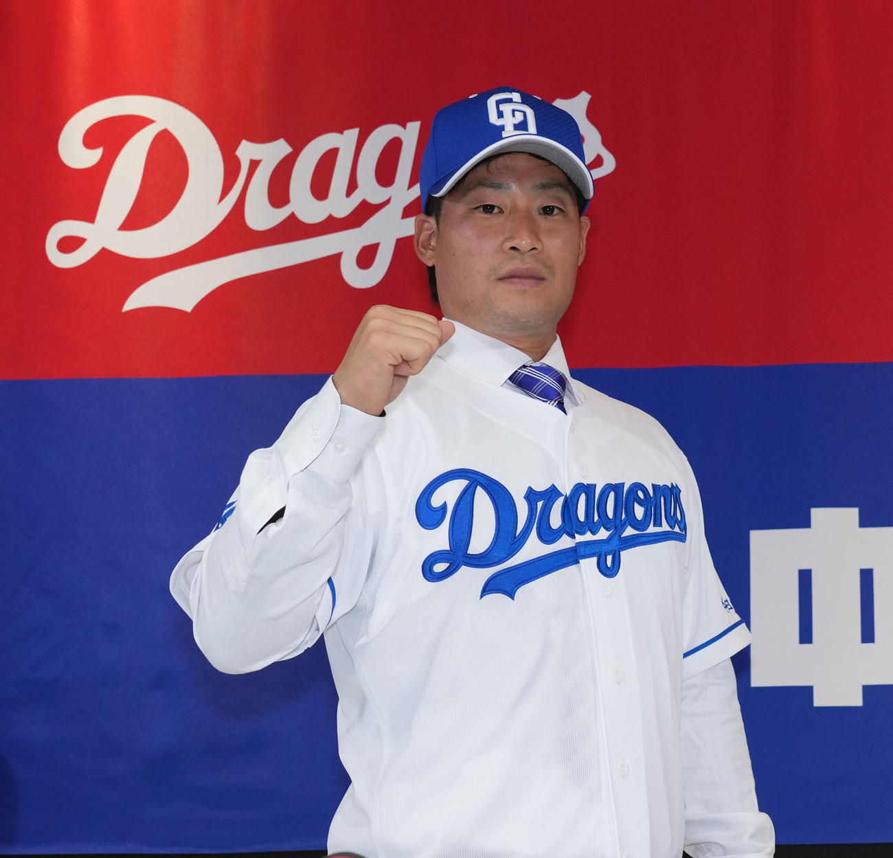 中日ドラゴンズに復帰し入団会見後ポーズを決める加藤匠（撮影・森本幸一）