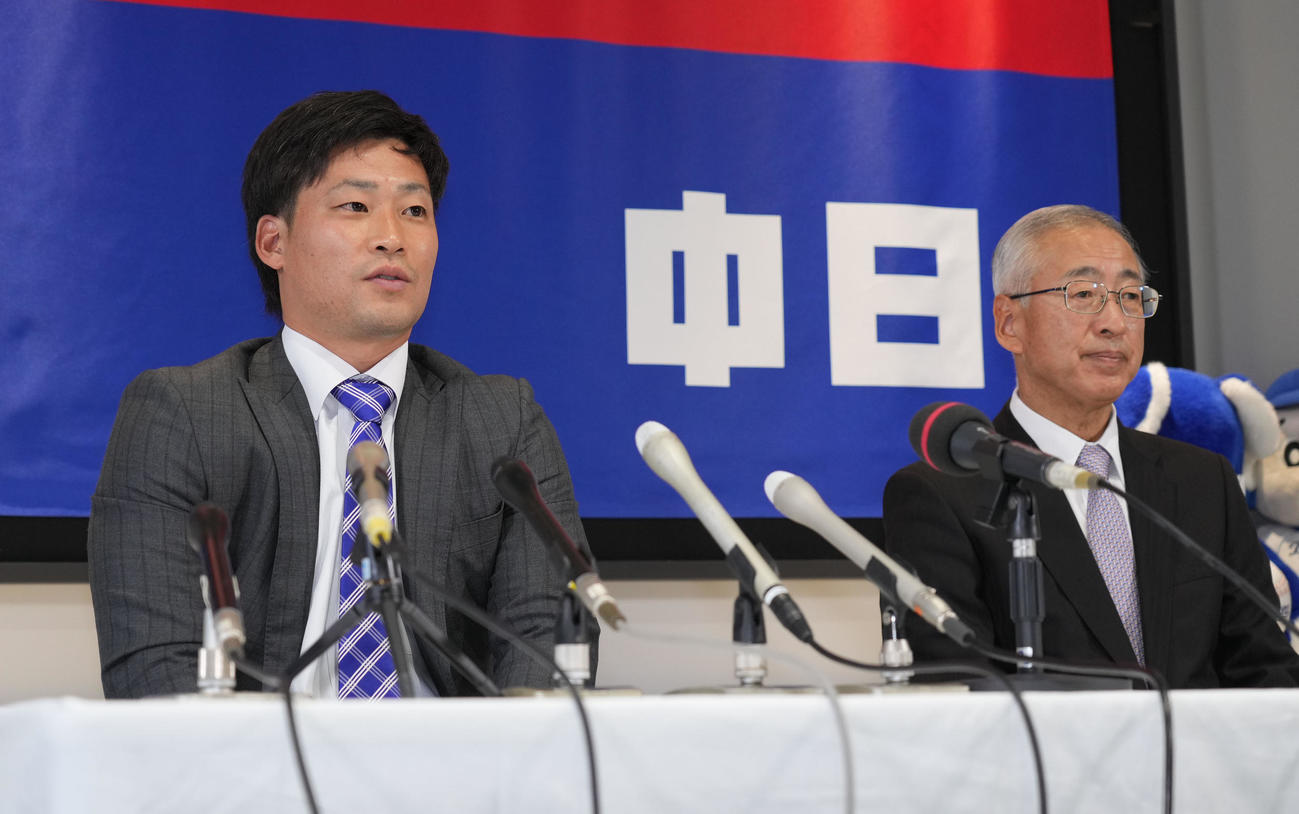 中日ドラゴンズに復帰し入団会見する加藤匠（左）右は吉川球団社長（撮影・森本幸一）