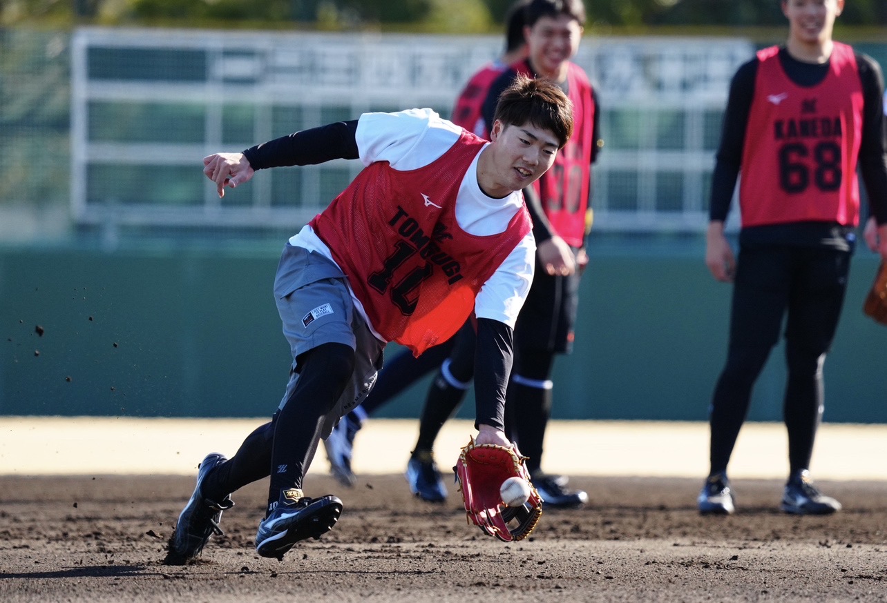 新人合同自主トレでノックを受けるロッテのドラフト2位、友杉