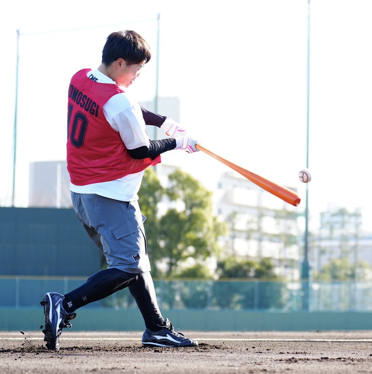 新人合同自主トレでロングティーを行うロッテのドラフト2位、友杉